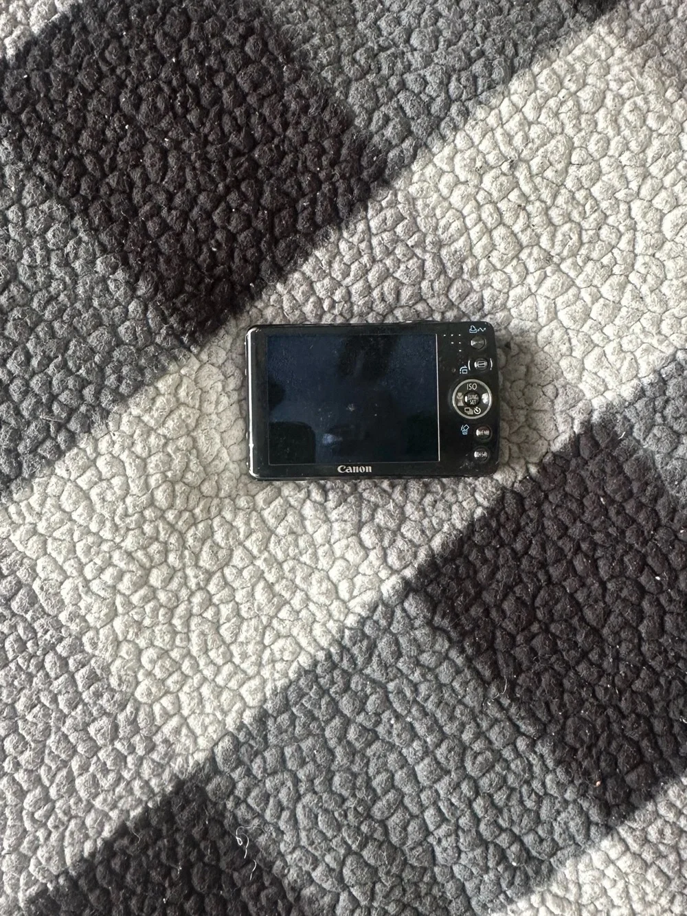 Canon Powershot SD750 Point-and-Shoot Camera in Black (FAULTY SCREEN)